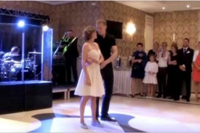 Panna młoda zakłada adidasy i jest gotowa do tańca. Goście wstrzymali oddech 