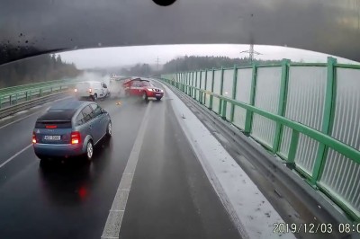 Uciekł w ostatniej chwili. Groźny wypadek na autostradzie w Czechach
