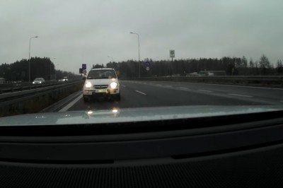 Gość ciśnie ekspresówką pod prąd. Prawko w czipsach chyba znalazł