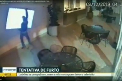 Trzech mistrzów próbuje zawinąć telewizor z poczekalni