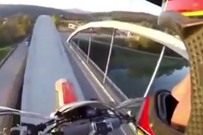 Przejechał motocyklem po przęśle mostu. Ręce się pocą na sam widok