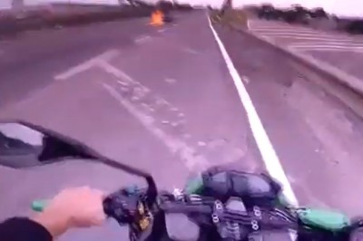 Kiedy nawet nie jesteś mistrzem prostej. Płonący motocykl na autostradzie 