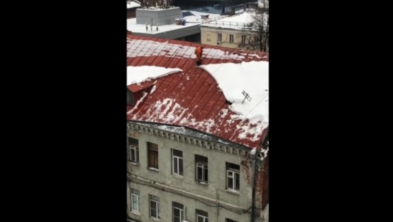 Zleciał z dachu podczas odśnieżania. Tak się właśnie kończy brak BHP