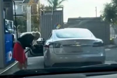 Kiedy blondyna podjeżdża na stację zatankować elektryczne auto  