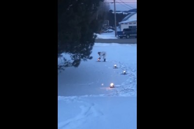 Ojciec srogo wkręca mamę podczas instalowania ozdób świątecznych 