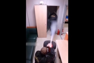 Kiedy ochroniarzom nudzi się w robocie, a szef mało płaci