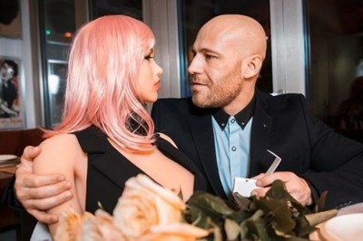 Kulturysta oświadczył się silikonowej lalce. Twierdzi, że to kobieta idealna