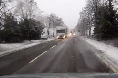 Wyprzedzanie TIRem na czołówkę na skrzyżowaniu 