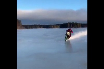 Hardcorowa jazda motocyklem po jeziorze z pechowym zakończeniem 