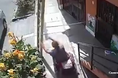 Hardcorowy dziadek na wózku zrzuca pracownika z drabiny