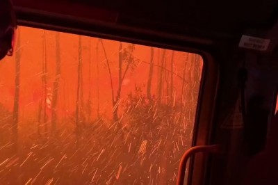 Dramatyczna walka strażaków o wyjazd ze środka palącego się lasu 