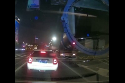 Gość w TIRze kasuje auto na skrzyżowaniu. Mocno go poniosło 