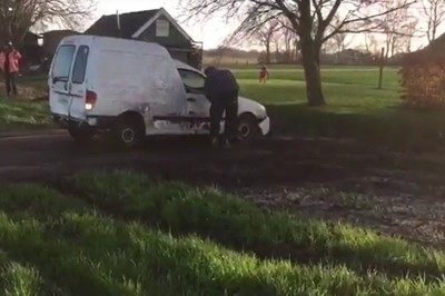 Hardcorowe wyciąganie silnika ze starego auta. Momentalnie wyskoczył 