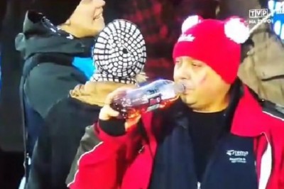 Dwóch kibiców przyuważonych przez kamerę jak się raczą „pepsi” podczas skoków