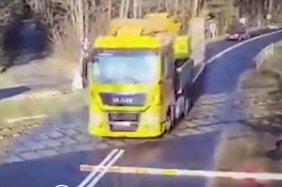 Dramatyczny wypadek. Ciężarówka z koparką wjechała prosto pod pociąg