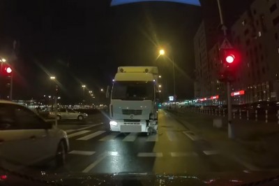 Nawalony kierowca TIRa jedzie pod prąd i taranuje auta. Nagranie z Warszawy  