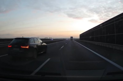 Król autostrady w Audi odstawia cyrki podczas jazdy 