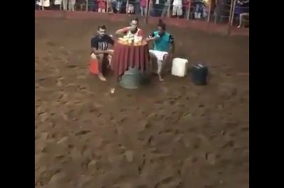 Hardcorowa zabawa z bykiem. Wygrywa ten kto zostanie przy stoliku