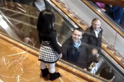 Grzeczna dziewczynka w centrum handlowym. Potrafi sprawić, że każdy się uśmiecha