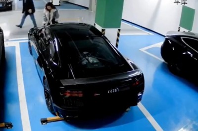 Karma momentalnie ją dopadła. Tak się kończy włażenie na czyjeś auto