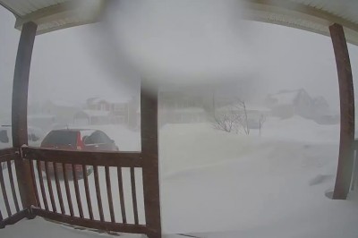 Tęsknicie za zimą? Zobaczcie jak w 24 godziny śnieg zasypał dom