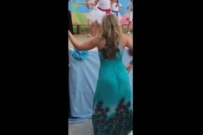 Tatuś nie mógł oderwać od niej wzroku. Postanowił nakręcić taniec nauczycielki