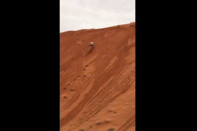 Gościa mocno poniosło. Szczyt wydmy do dla niego było za mało