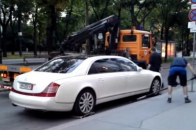 Maybach 62S kontra holownik straży miejskiej. Nieźle się zdziwili