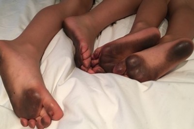 Oto dlaczego nie powinnaś pozwalać nikomu siadać na twoim łóżku w odzieży zewnętrznej