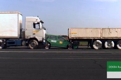 Crash test dwóch TIRów i osobówki. Lepiej mieć oczy dookoła głowy