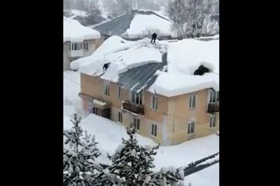 Dawaj Mietek odśnieżymy dach. Dwóch specjalistów w akcji