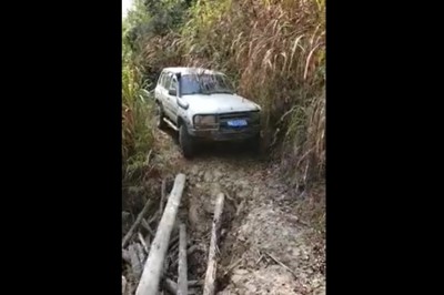 Hardcorowy kierowca i jego przeprawa nad osuwiskiem. Niejeden by zleciał 