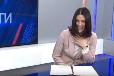 Prezenterka nie wytrzymała czytając wiadomości. Wybuchła śmiechem