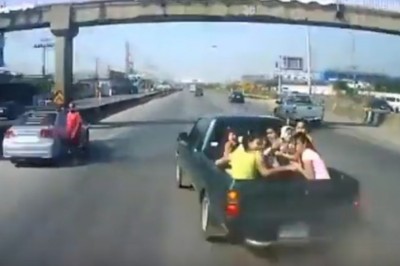 Właśnie dlatego nie wolno jeździć na pace auta. Mocna kara dla dziewczyn