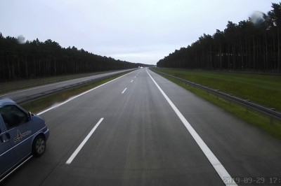 Pirat drogowy z Mercedesa wyhamowuje auta na autostradzie 