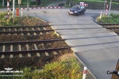 Wjechał prosto pod pociąg towarowy. PKP udostępnia film z przejazdu