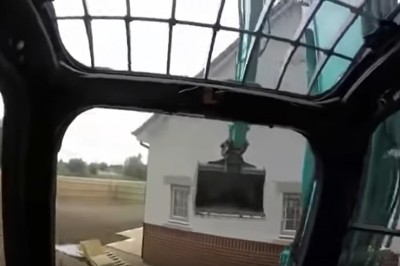 Wkurzony budowlaniec nagrał jak niszczy dom koparką, bo nie dostał zapłaty