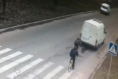 Tak się może skończyć jazda rowerem za samochodem 