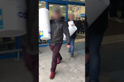 Żenada we Włocławku na otwarciu Castoramy. Tak wynosili darmowe wiadra 