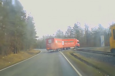 Kierowca TIRa myślał, że zdąży przed pociągiem. Nagranie z wideorejestratora 