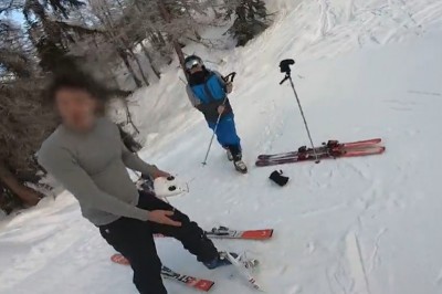 Wkurzony gość kontra dwóch typów z dronem na stoku