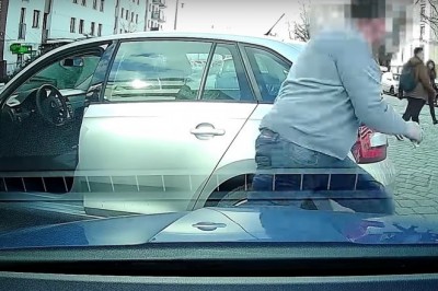 Wyskoczył do pieszego, który opluł jego samochód. Nagranie z Wrocławia 