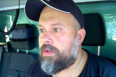 Misza rozwalił system. Tak wyglądała jego rozmowa z szefem podczas jazdy