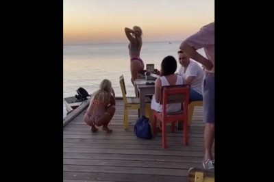 Dwie dziewczyny w bikini kontra parka na randce 