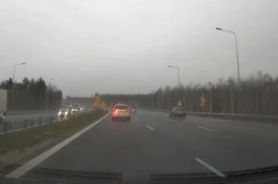 Zagapił się na ekspresówce S8 i wjechał prosto w świetlny znak 