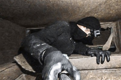 Weszli do ogromnego bunkra w którym jest pełne wyposażenie 