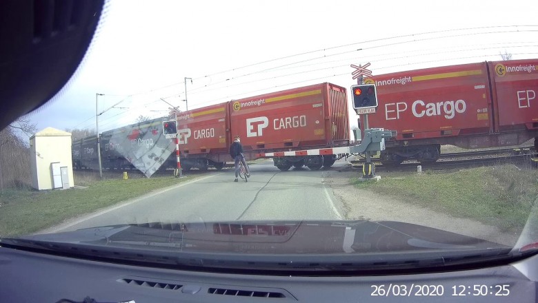 Centymetry od wypadku na przejeździe kolejowym. Więcej szczęścia niż rozumu
