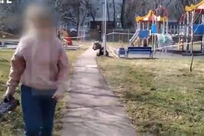 Agresywna matka rzuca się na przechodnia, bo ten zwrócił jej uwagę 