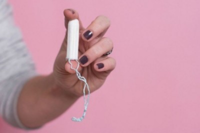 „Krwawisz, bo jesz mięso i za mało pijesz.” Co przeciętny facet wie na temat miesiączki