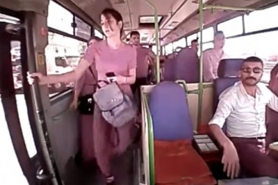 Kobieta wysiadła z jadącego autobusu. Nie zauważyła, że jeszcze jedzie